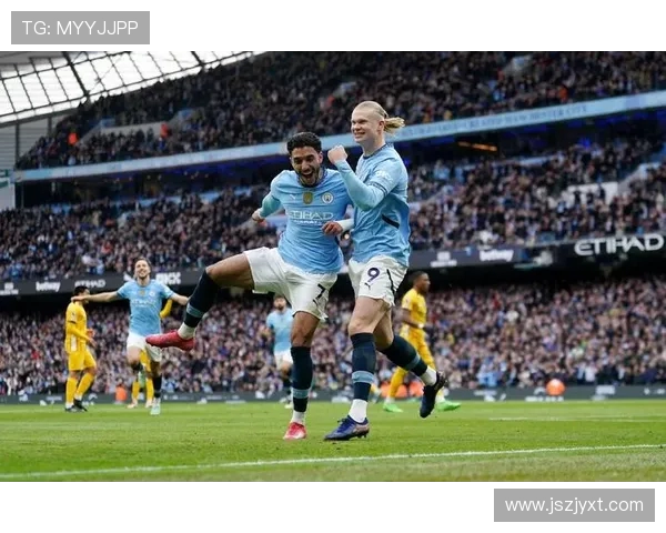 爆笑！曼城新援谢尔基献唱法语说唱，哈兰德领衔众将围观更衣室变欢乐海洋(3)